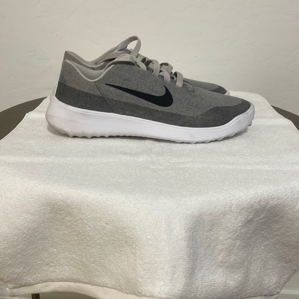 Nike Golf Shoe Size 9.  Like New Condition.